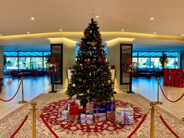 L'albero di natale nella hall di an hotels - promo natale a milano con an hotels