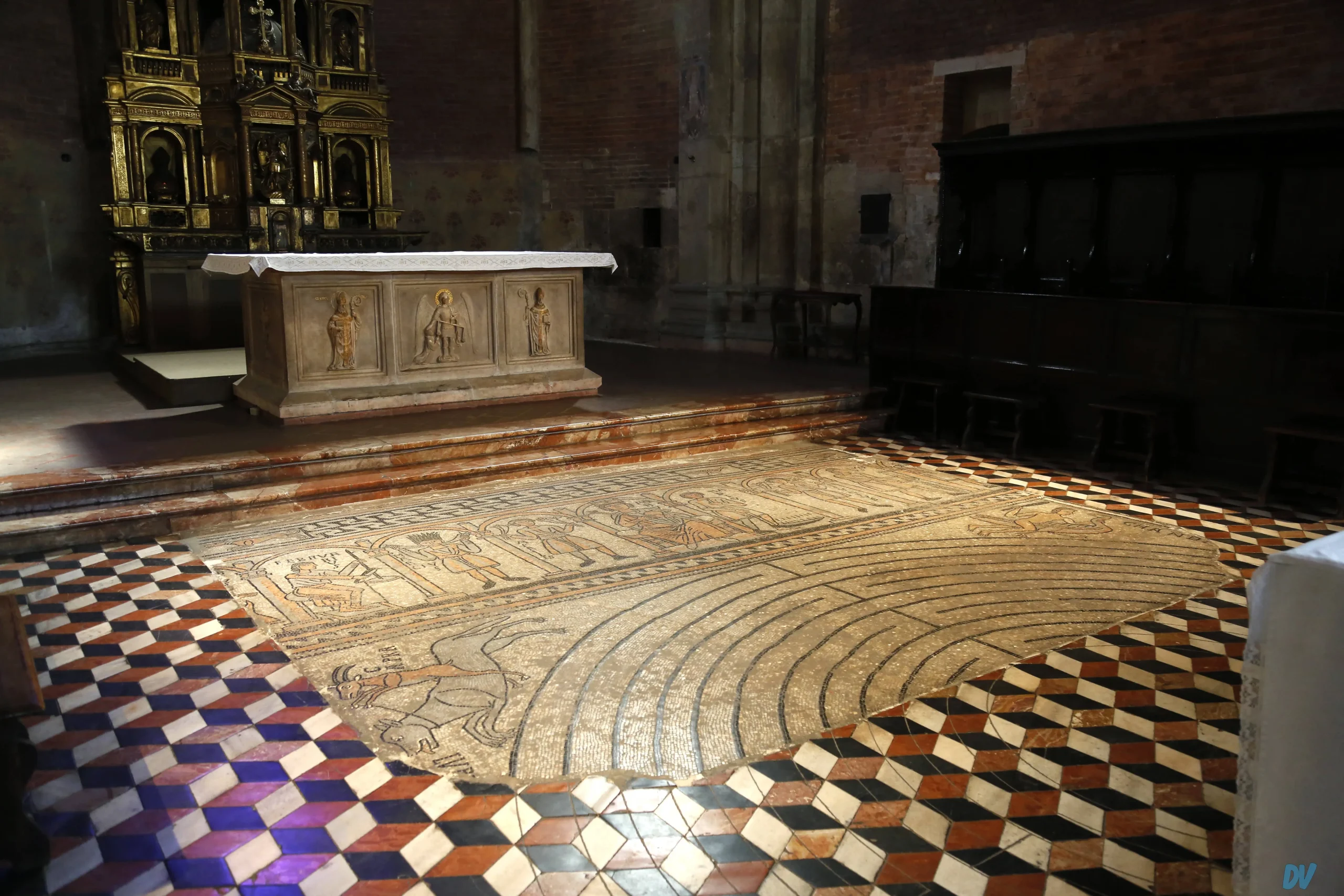 Basilica di san michele maggiore a pavia, veduta del transetto e dell'altare