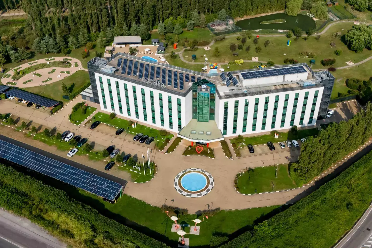 Hotel quattro stelle immerso nel verde a Settala con ampio parco privato e facciata moderna, AN Park Hotel Milano Settala.